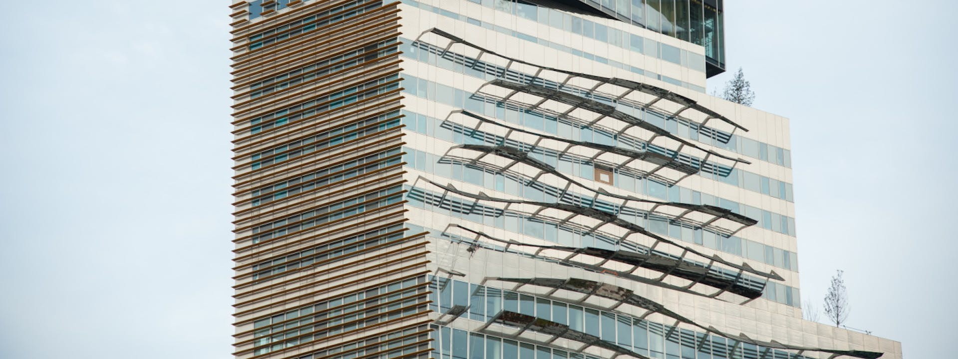 vue des pares soleil en forme de vagues sur la façade de la tour